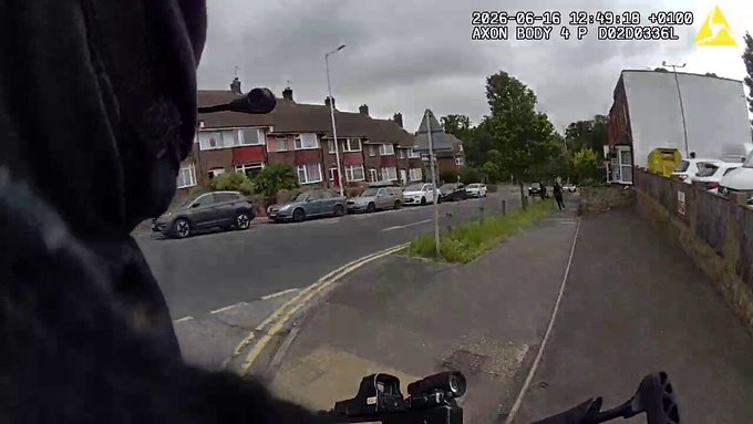 Un policía de Kent (UK) usa la furgoneta de un civil para alcanzar a un tipo que se estaba dando a la fuga.