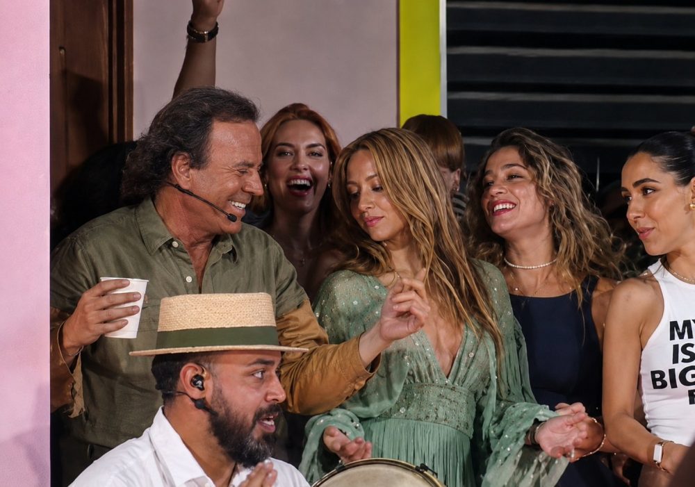 ¿Qué estarían diciendo las Inés Hernand, Rita Maestre, Ester Expósito... si en lugar de La Casita de Bad Bunny estuviésemos hablando de La Casita de Julio Iglesias?