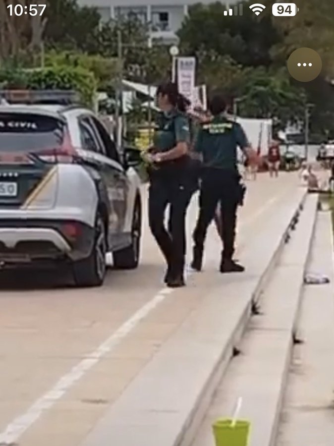 Un guiri en peIotas la lía en Ibiza.