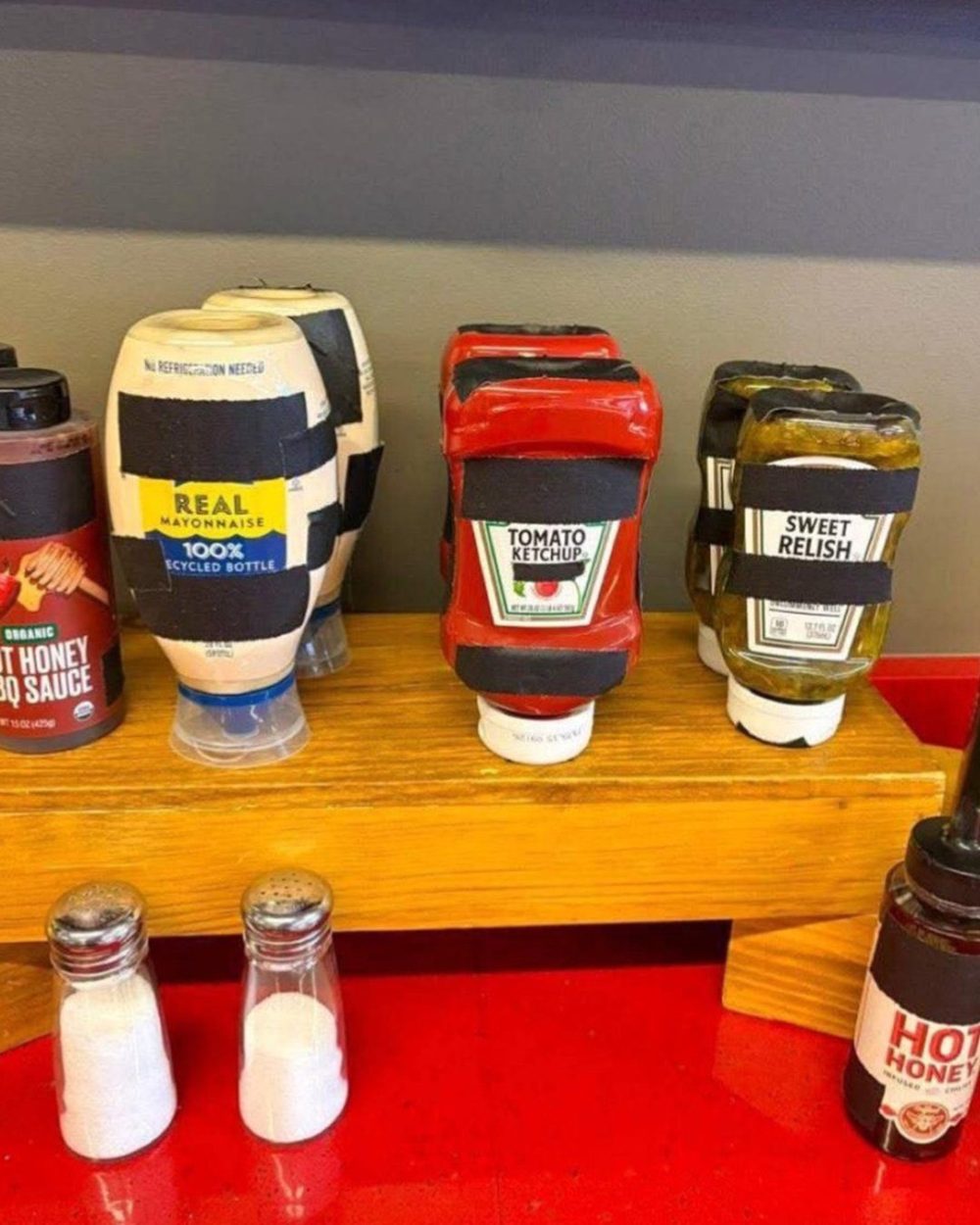 Los condimentos del Mundial de Fútbol son todos Heinz, pero como no es sponsor de la copa los están tapando con cinta aislante.