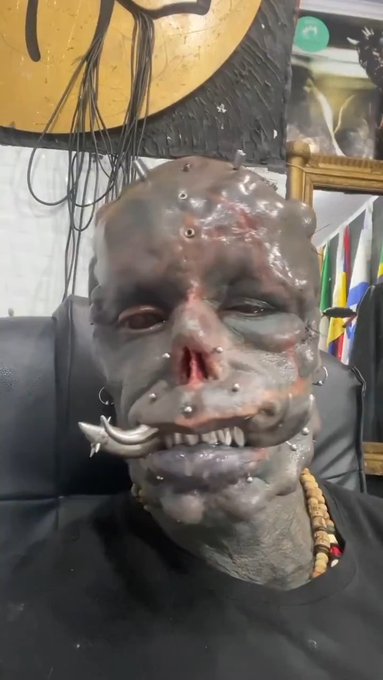 Diablo Praddo sigue picado con Black Alien a ver quién se destroza más la cara.