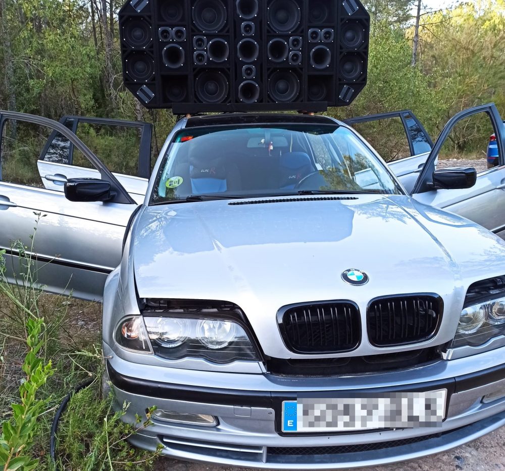 Atentos al coche que se han encontrado los Mossos en el pantano de Sant Ponç.
