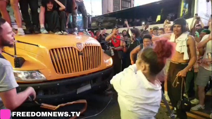 Un conductor de autobús escolar de Nueva York intenta defender su autobús de una MULTITUD ENLOQUECIDA que celebraba la victoria de los New York Knicks en las Finales.