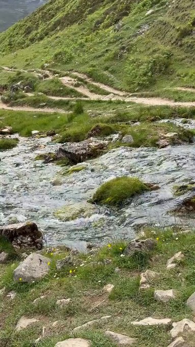El misterioso río que parece brotar de la nada.