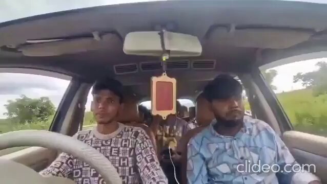 En el momento en el que el de la camiseta azul se pone al volante, se percibe en el ambiente que va a arruinarle el día a todos.