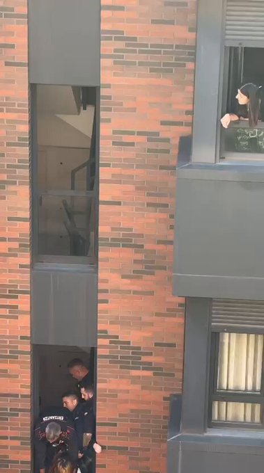 Agentes de la Ertzaintza evitan el suіcіdіo de una chica sentada al borde de la ventana abrazada a un Pikachu.