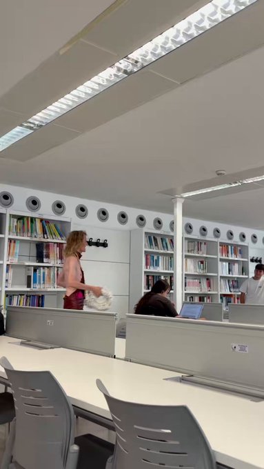 Así han inaugurado unos baños trans en la biblioteca de la UPV mientras los estudiantes estaban de exámenes estudiando.