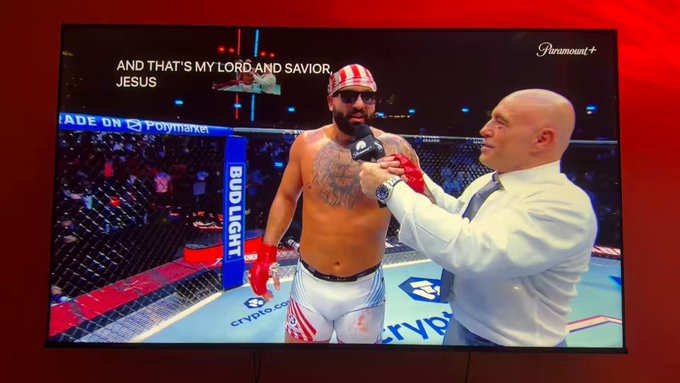 Un luchador de la UFC declara que "Michelle Obama es un hombre" tras ganar un combate en la Casa Blanca.