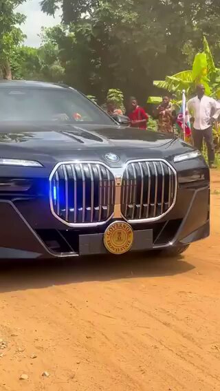 La mejor metáfora de lo que es África: El gobernador de la provincia de Ebonyi, en Nigeria, viaja con un BMW Serie 7 blindado, valorado en 250.000$, por calles sin asfaltar y protegido por una escolta.