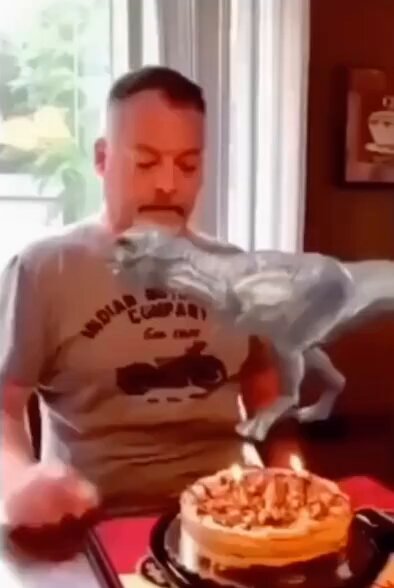 "Le añadí un filtro de dinosaurio a mi padre mientras le cantaban el cumpleaños feliz y terminó siendo una pésima idea"