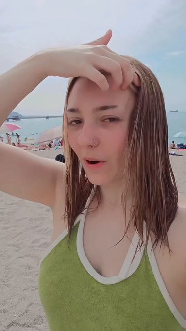 Una feminista recibe una dosis de realidad multicultural en la playa de Almería.