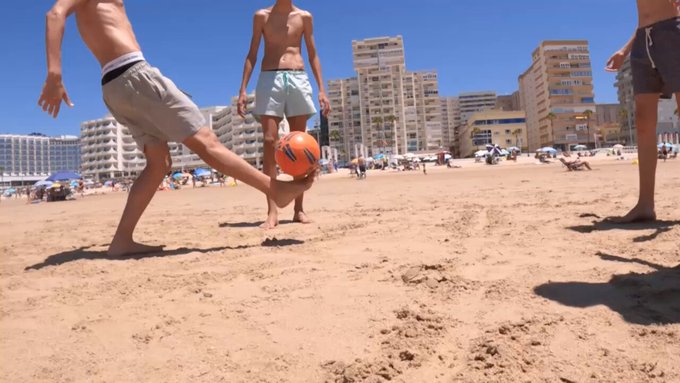 Prohibido jugar al fútbol en las playas de Cádiz. Hasta 750 euros de multa