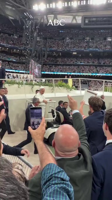 La emoción de Roscón, el hijo de Samantha Vallejo-Nágera, al conseguir darle al Papa un regalo en el Bernabéu