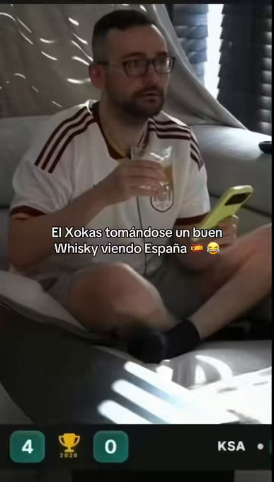El Xokas, experto en whiskys, bebiendo y dando cátedra mientras ve a España