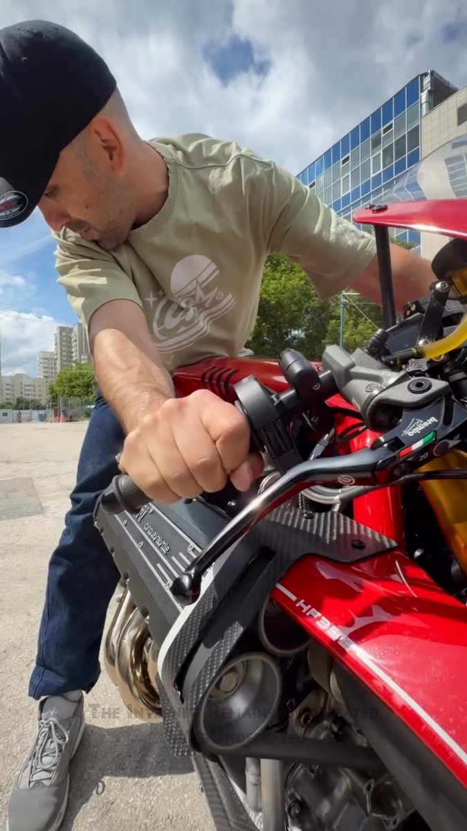 La moto con motor de Ferrari F355.