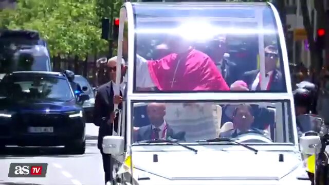 El Papa haciendo el six seven...
