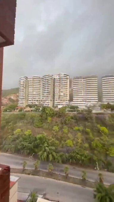 Venezolano se graba bajando las escaleras de su edificio después del terremoto que azotó Venezuela.