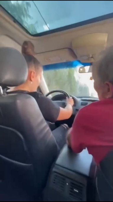 El caótico y tenso momento de un padre con paciencia infinita enseña a conducir a su hija: "Sofía, la calle mide 10 metros y te vas al bordillo".