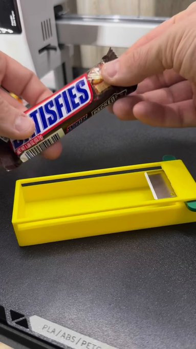 Hay algo mucho más gay que comerte un Snickers que parece tener venas: crear un artilugio para quitárselas porque te da miedo parecer gay..