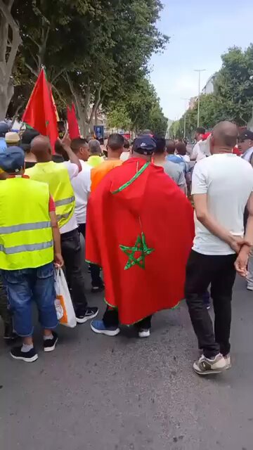 Decenas de marroquíes se manifiestan en Cartagena para exigir que dejen de multarlos por no tener carnet de conducir.