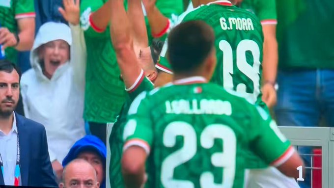 Meten un gol en el partido inaugural del mundial, tiene al jugador a escasos metros…y decide grabarse a sí mismo.