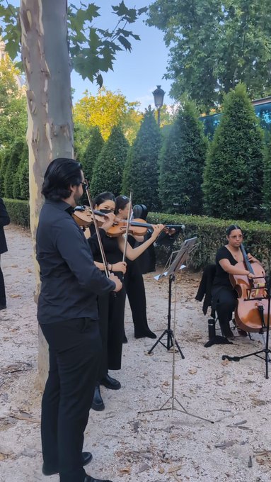 Violinistas enviados por Hazte Oír interpretan el Bella ciao frente a la Audiencia Nacional coincidiendo con la declaración de Zapatero.