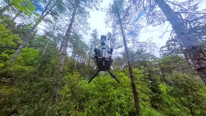 Un ingeniero polaco, Tomasz Patan, construyó el Volonaut Airbike, básicamente una moto voladora de Star Wars en la vida real.