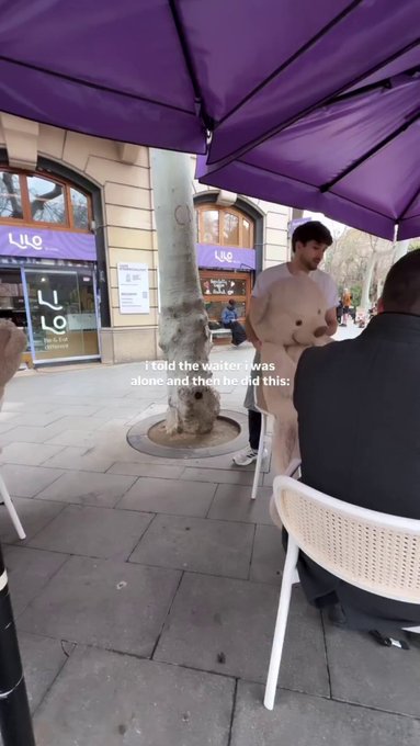 Un bar en Barcelona tiene la costumbre de llevar un osito de peluche a la mesa de cada cliente que está solo.