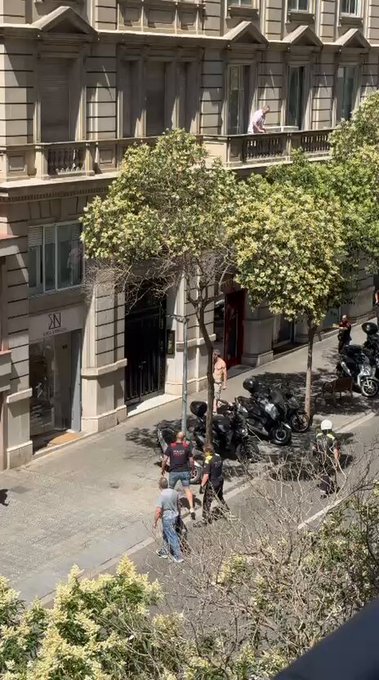Momento de la detención del hombre armado hoy en Ronda General Mitre.