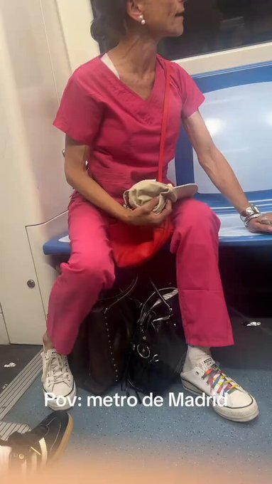 Esto ha ocurrido en el metro de Madrid tras recriminarle que fumara y tirara la colilla al suelo.