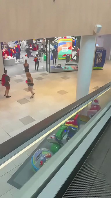 Tres sujetos encapuchados y con barbas postizas entran en una tienda de deportes en el centro comercial El Boulevard (Vitoria).