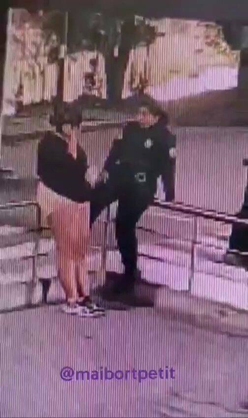 Así fue como una mujer policía disparó por accidente a su mejor amiga en el abdomen.