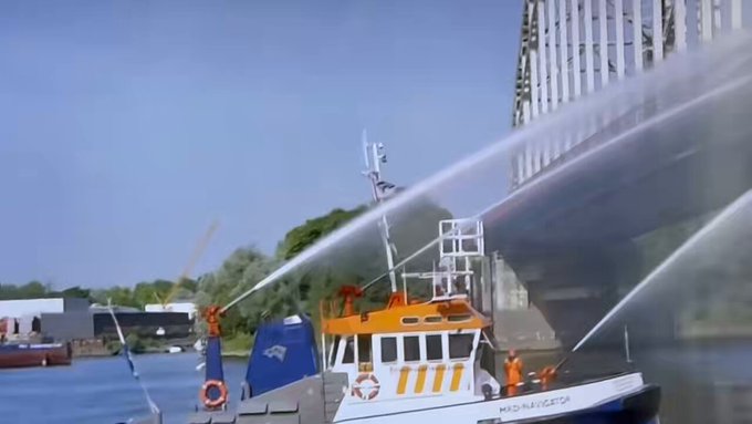 Las autoridades de infraestructura neerlandesas pulverizan agua sobre los puentes a partir de 25°C para contrarrestar la expansión térmica.