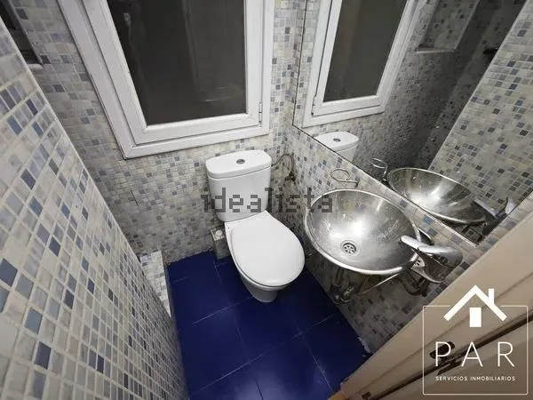 Se alquila piso. Abstenerse gente con cadera más ancha de 30cm.