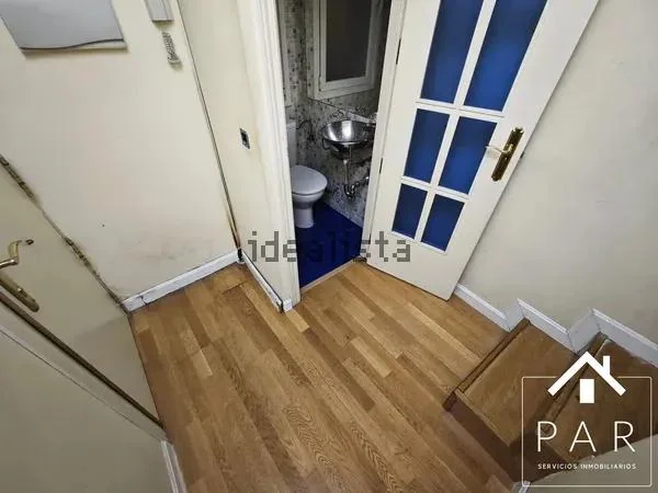 Se alquila piso. Abstenerse gente con cadera más ancha de 30cm.