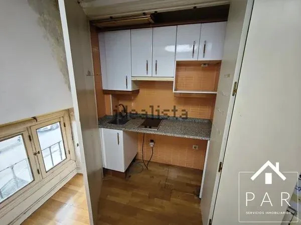 Se alquila piso. Abstenerse gente con cadera más ancha de 30cm.
