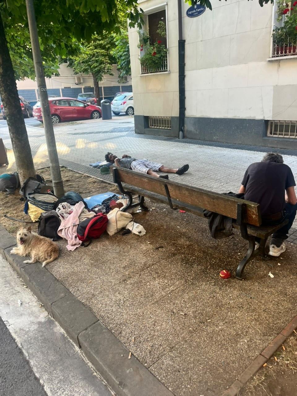 Una patrulla de la ertzaintza se pira al ver a un sujeto en medio de la carretera en Amara (San Sebastián).