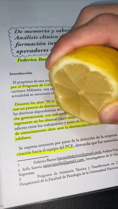 Un tipo encuentra un vídeo de alguien usando un limón para quitar resaltador de un papel y decide probarlo él mismo para ver si realmente funciona