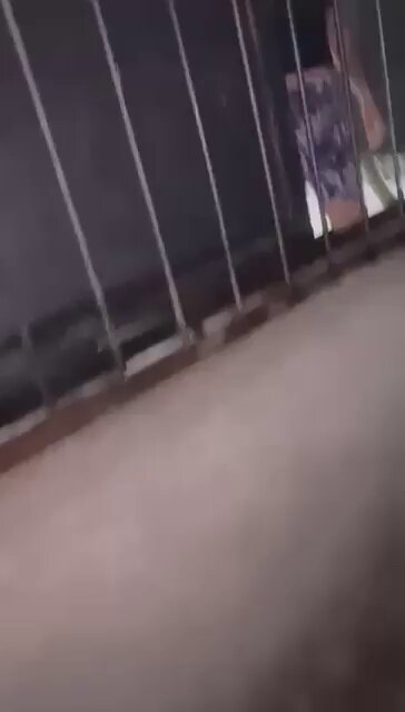 Por lo visto la chica que graba el vídeo piensa que el móvil crea un escudo de energía que repele las balas.