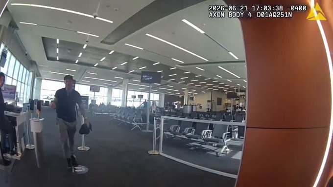 Un policía descubre que el pasajero al que acaban de expulsar del avión es un luchador de la UFC (Dustin Poirier) y esquiva la pelea como puede hasta que llegan refuerzos. Luego, el propio Poirier felicita al agente.