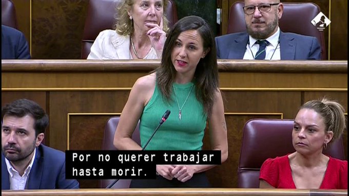 Violinistas enviados por Hazte Oír interpretan el Bella ciao frente a la Audiencia Nacional coincidiendo con la declaración de Zapatero.