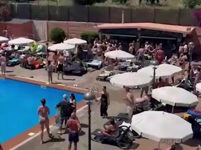 Tangana infernal en el Hotel Santa Susanna: un hombre agrede a una niña de 13 años en la piscina por sentarse en una hamaca "reservada".