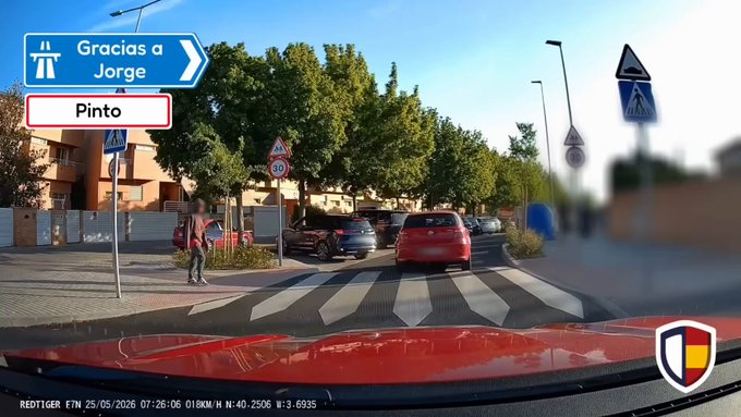 He visto este clip 8 veces y sigo todavía sin entender el sentido de lo que hace el conductor del Renault.