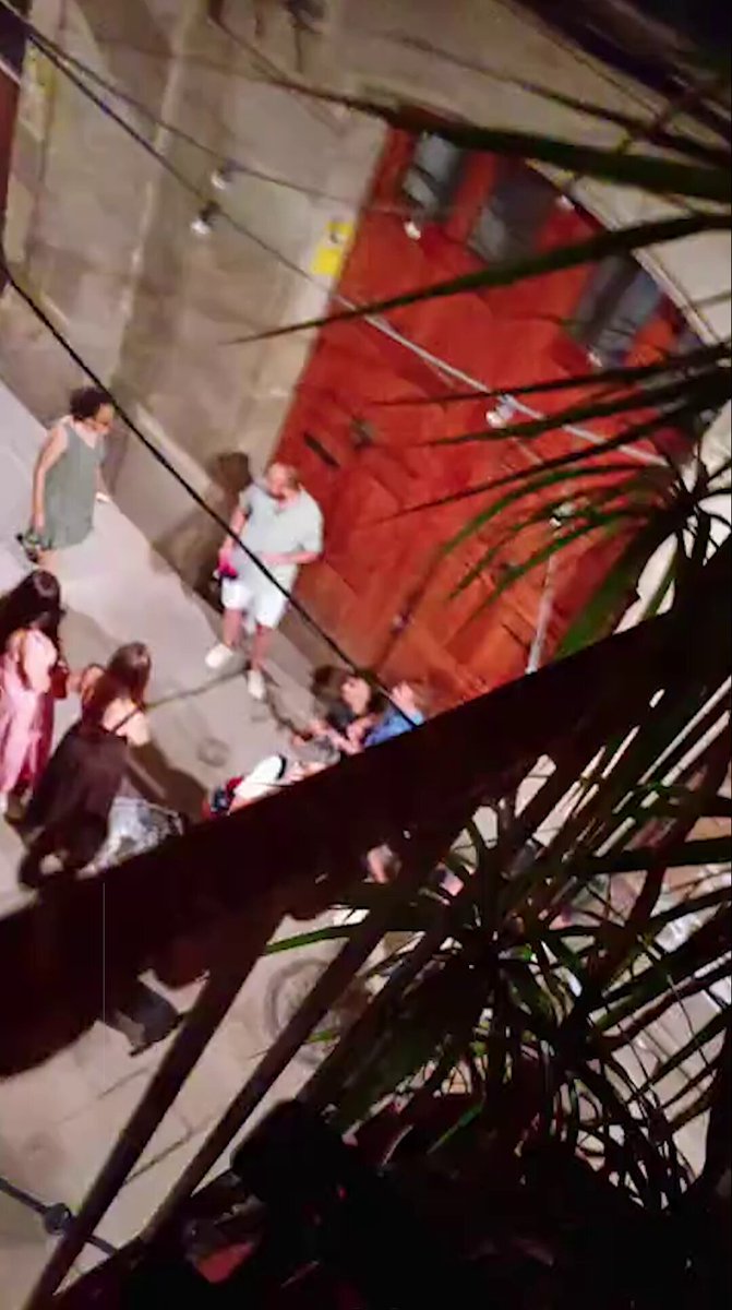 El cabreo de una mujer con un hombre que intentó robar a su pareja y al que inmovilizaron en una calle de Barcelona: “Todo el día jodiendo la ciudad”