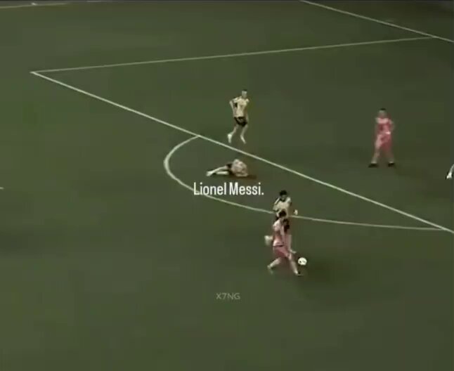 Messi es el único en el mundo que se encuentra a un jugador tirado en el campo y lo regatea también.