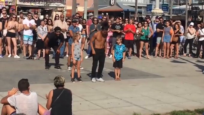 Un niño hace un backflip de manera espontánea copiando a un tipo que estaba haciendo su show en callejero.
