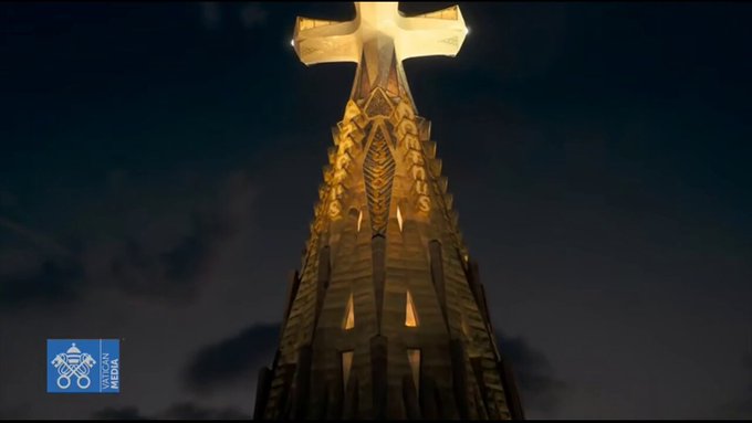 Un juego de drones compone el rostro de Gaudí y pone el broche final a la inauguración y bendición de la Torre de Jesucristo de la Sagrada Familia