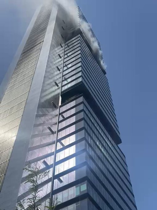 Un incendio obliga a desalojar la torre Moeve de Madrid