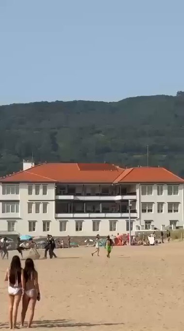 El alcalde de EH Bildu en Plentzia ha comentado que lo de ayer en la playa no hay que solucionarlo desde el punto de vista de la seguridad.