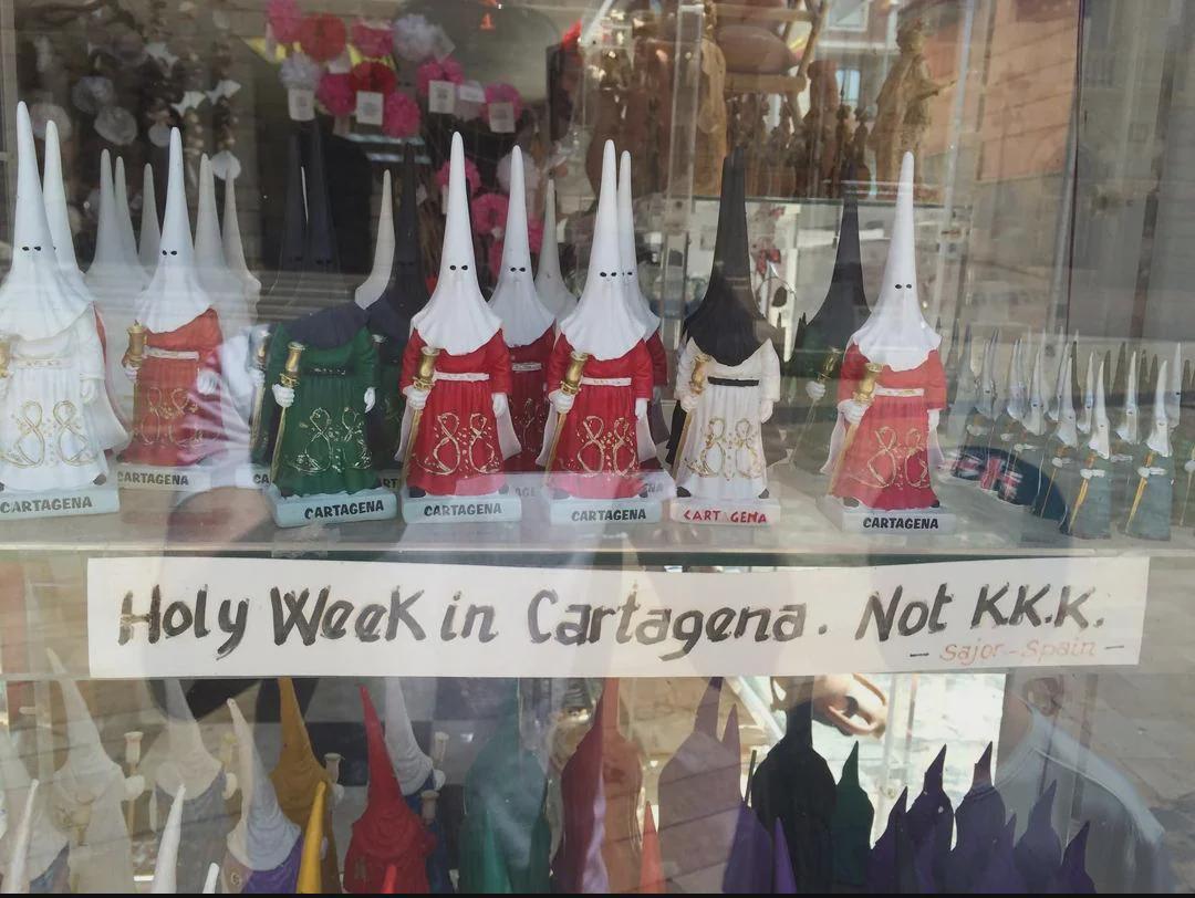 Seguro que hay una interesante historia detrás de ese cartel en una tienda de Cartagena.